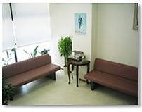 よしはる皮膚科待合室