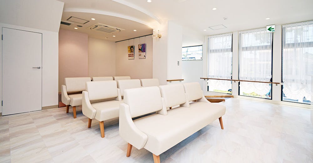 弥富通 いわた皮ふ科クリニック待合室