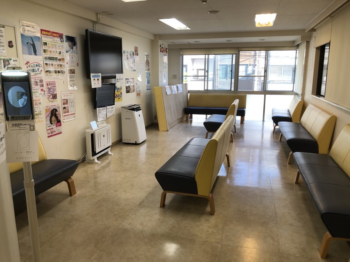 山川皮ふ科待合室