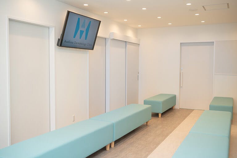 浅草駅前まつだ皮膚科待合室