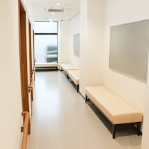 肴町皮フ科クリニック待合室