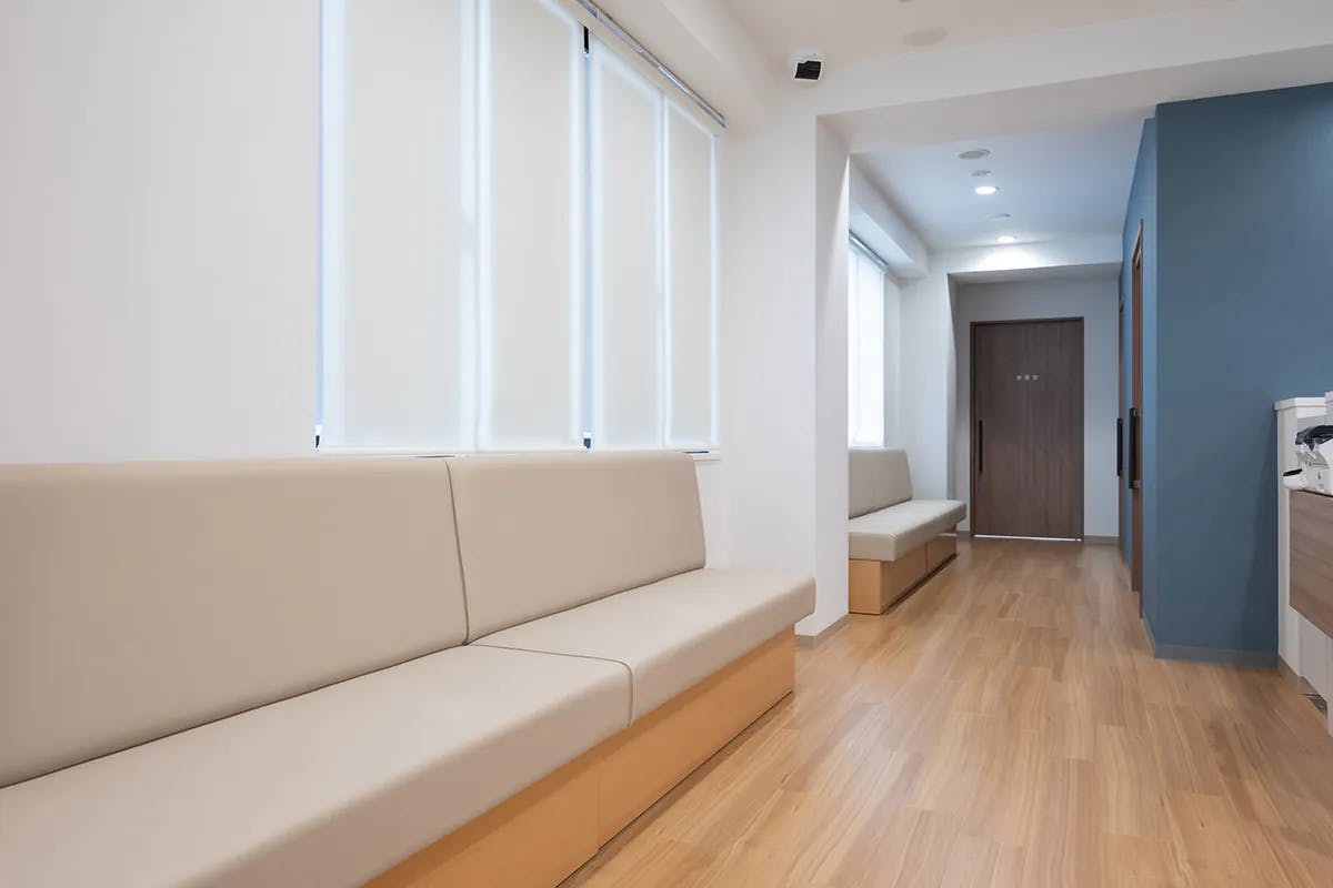 町屋にしかわ泌尿器科・皮膚科待合室