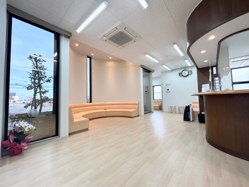 池村皮フ科受付 待合室