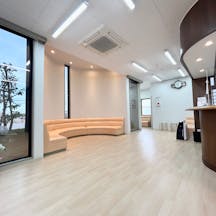 池村皮フ科受付 待合室