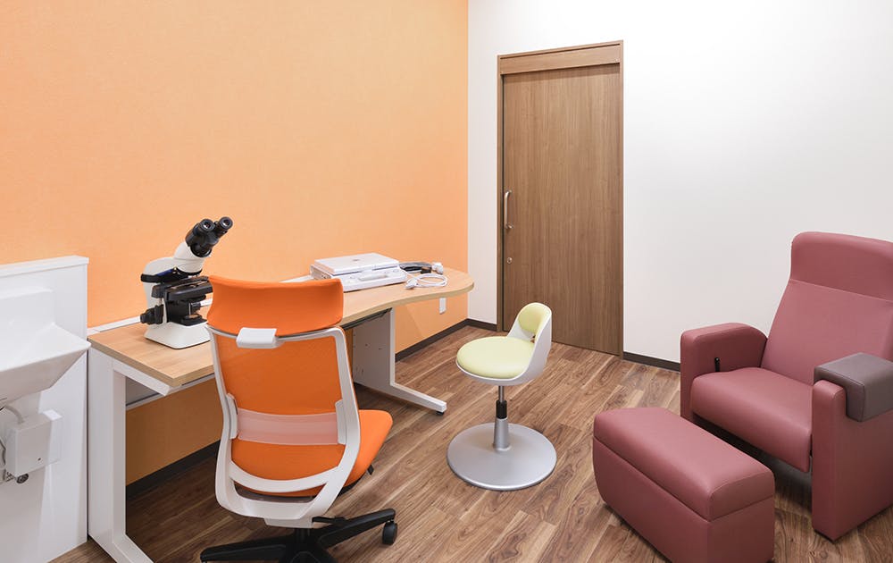 やすおか皮フ科・形成外科診察室