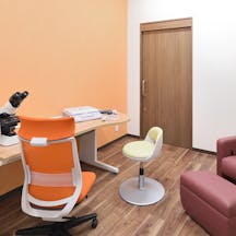 やすおか皮フ科・形成外科診察室