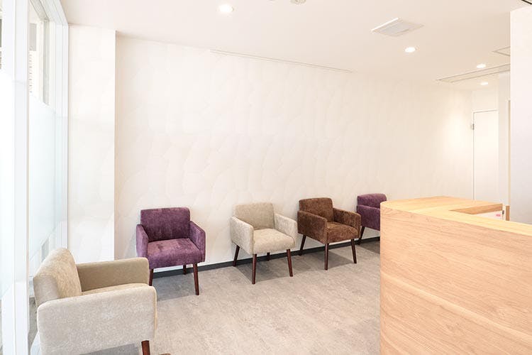 なないろ皮膚科待合室