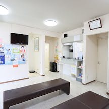 わたなべ皮ふ科受付 待合室