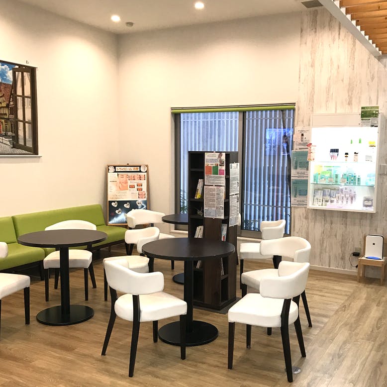 つつみ内科・皮ふ形成クリニック待合室