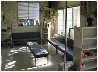 新田整形外科待合室2