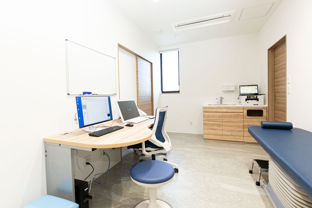 のみ皮膚科クリニック診察室