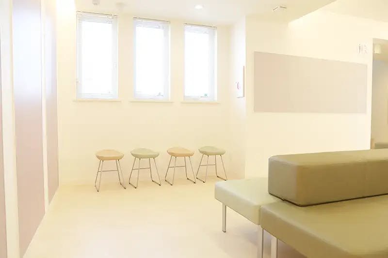 中央図書館前皮ふ科待合室