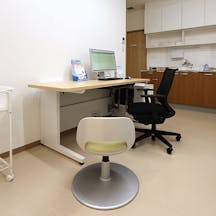 松田皮膚科クリニック診察室