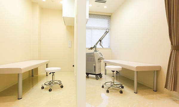 さかい皮フ科クリニック処置室1