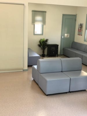 坂の上皮膚科形成外科待合室