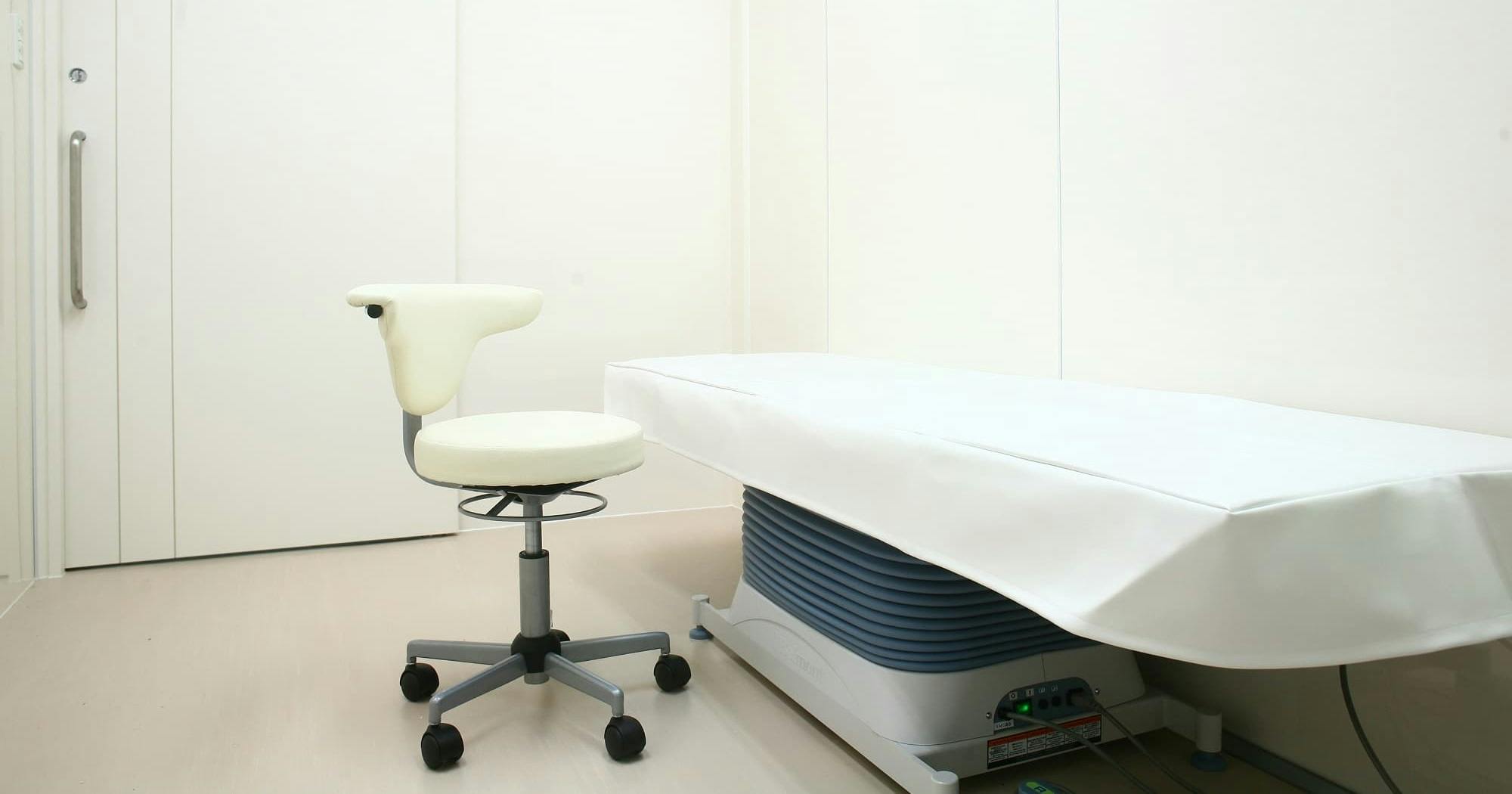 かざま皮フ科クリニック診察室