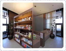 こでまりクリニック待合室1