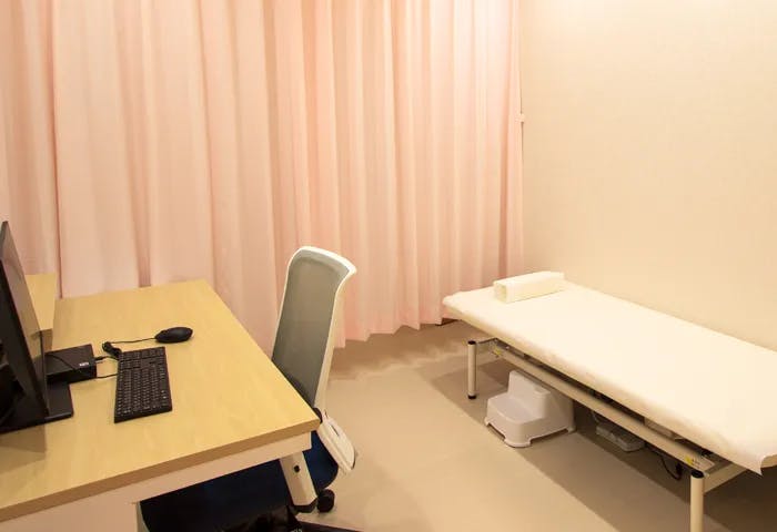 つさかこどもおとな皮膚科・泌尿器科診察室