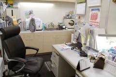 ヨシオカ皮膚科医院診察室