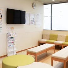 浜野皮フ科待合室