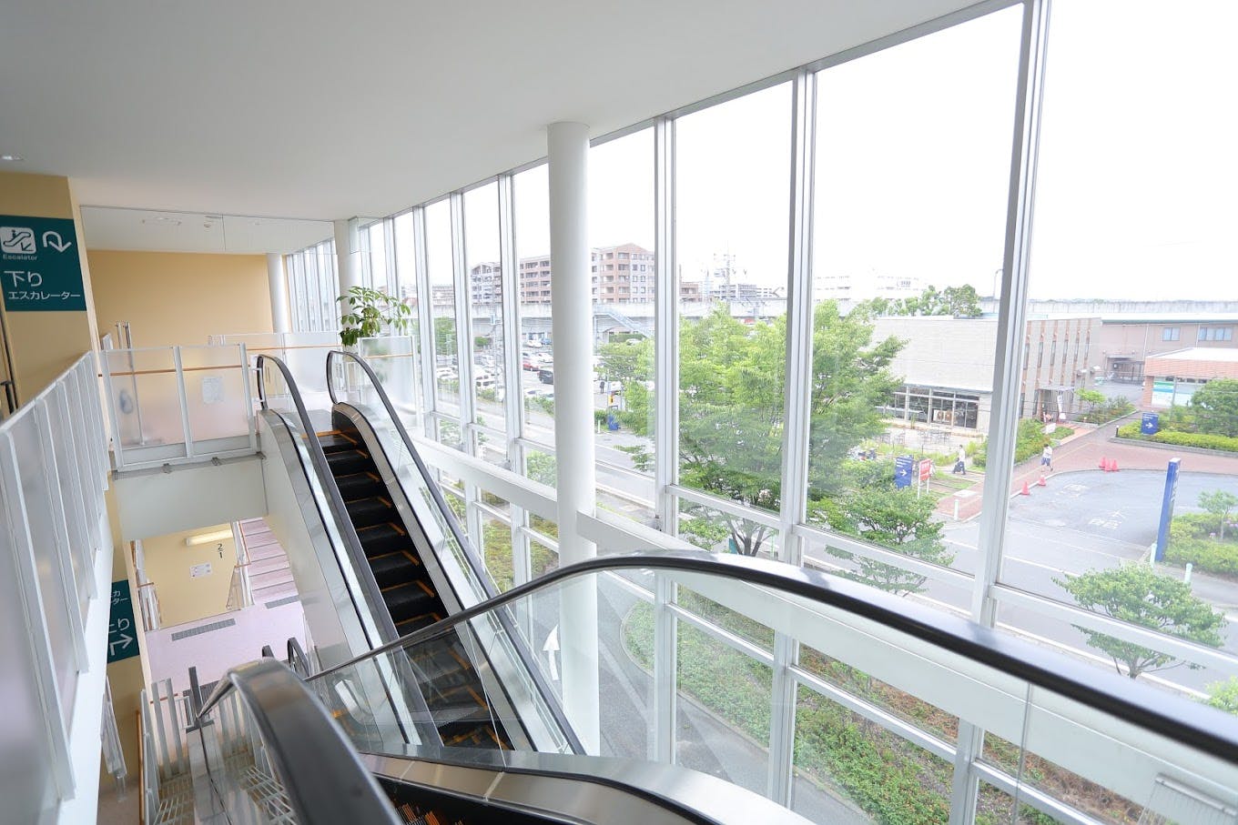 海老名メディカルプラザエスカレーター