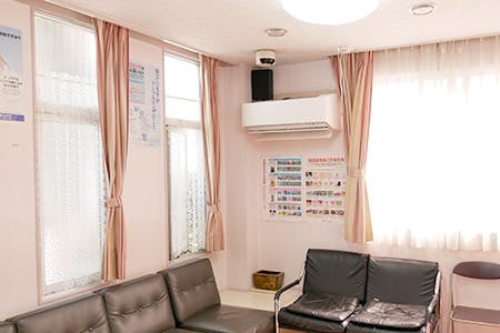 小西医院皮ふ科待合室1