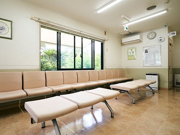 仲皮フ科クリニック待合室