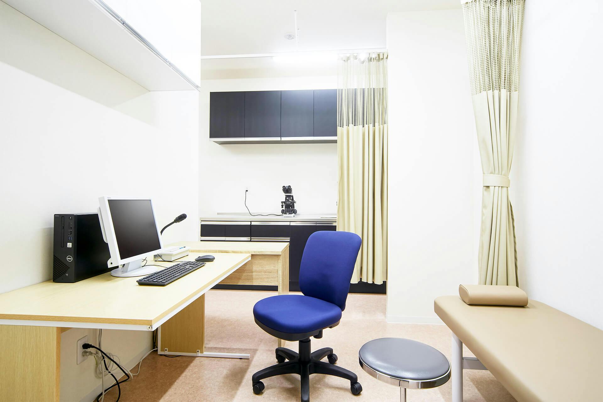 初石皮膚科クリニック診察室