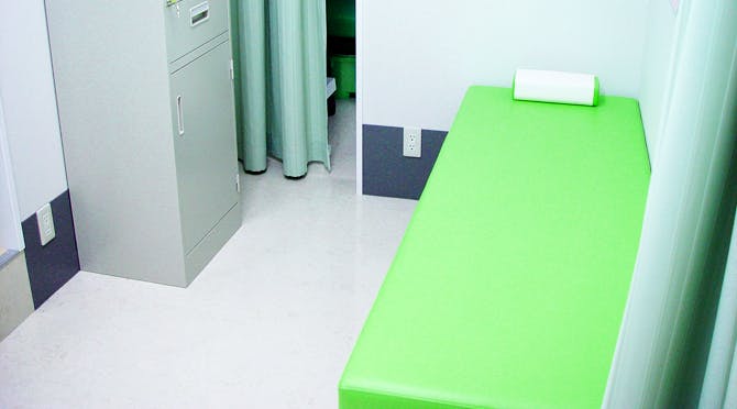 川崎駅西口皮フ科処置室