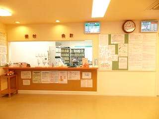 カズ皮フ科医院待合室