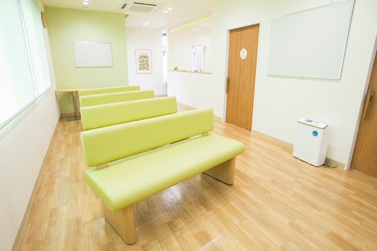 新町皮フ科待合室