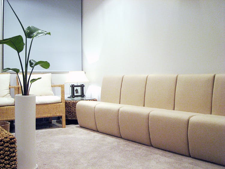 アサミ美容外科大阪院待合室2