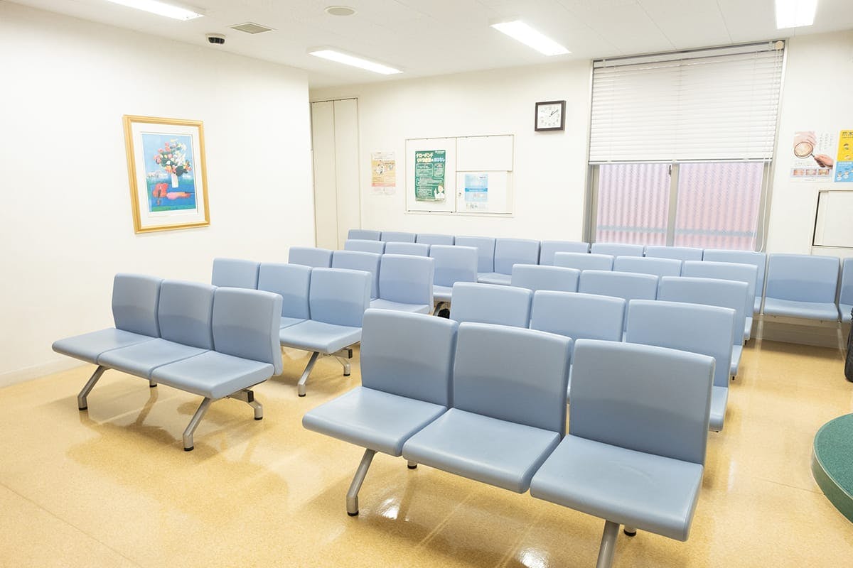 浦安皮膚科待合室