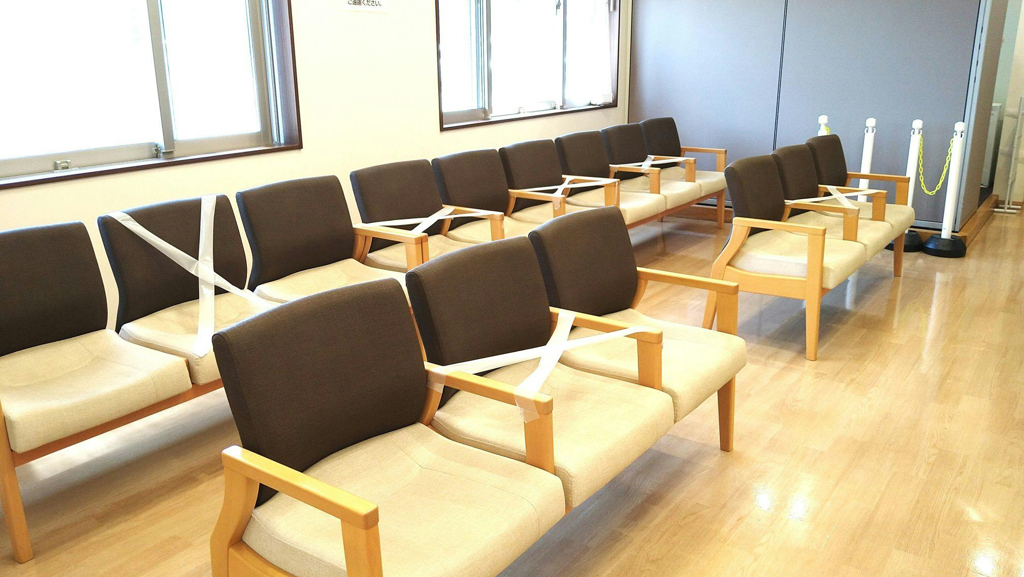 つばめ皮フ科待合室