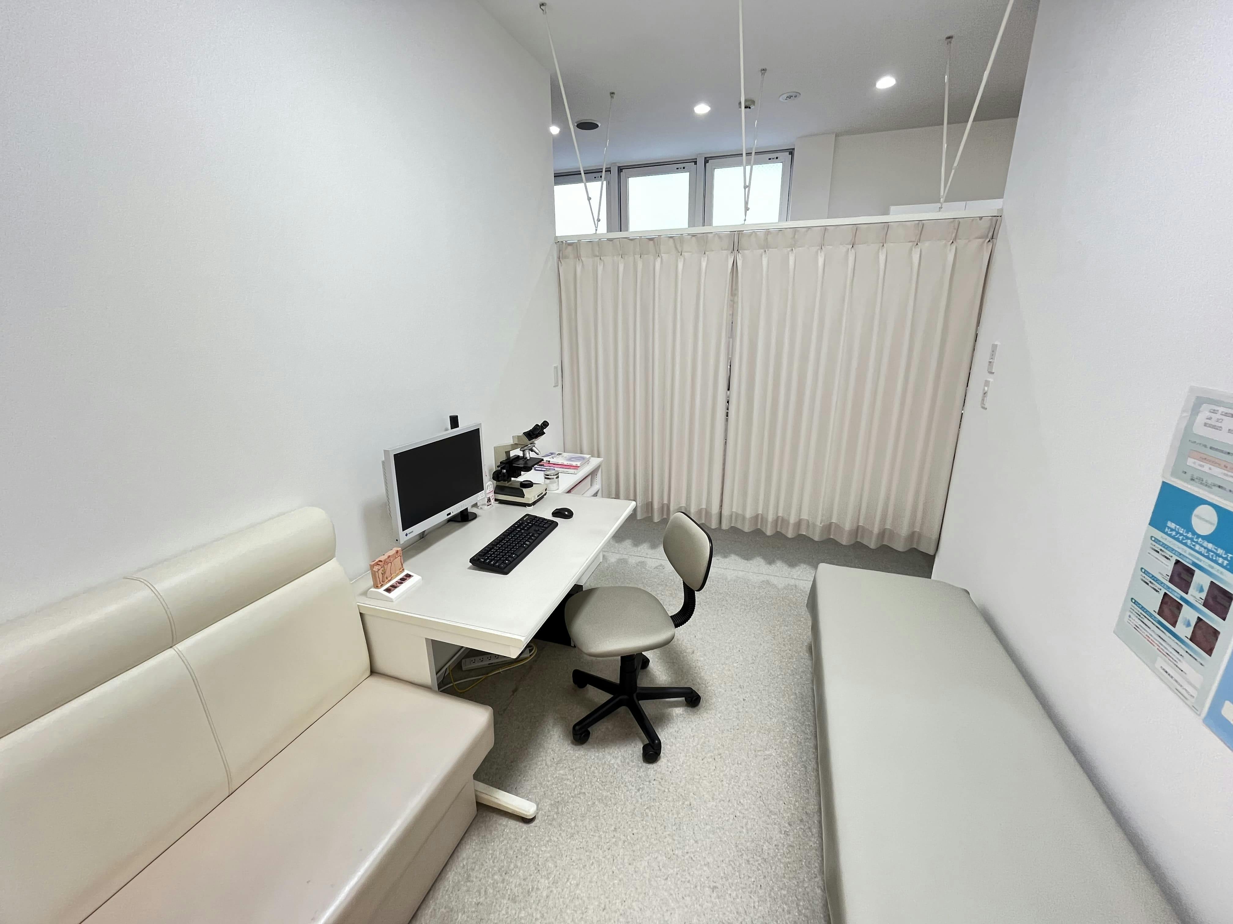 大和駅前いなば皮膚科診察室