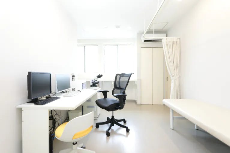 やなぎさわ皮フ科内科診察室