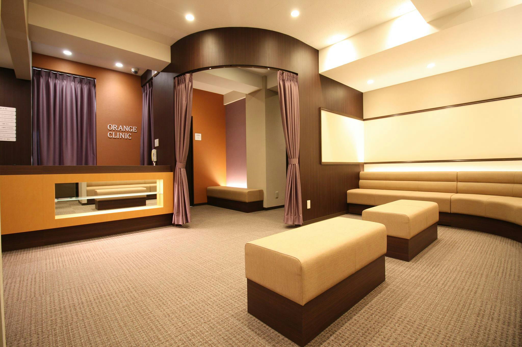 オレンジ皮膚科形成外科クリニック受付 待合室