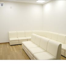 築地皮膚と手のクリニック待合室