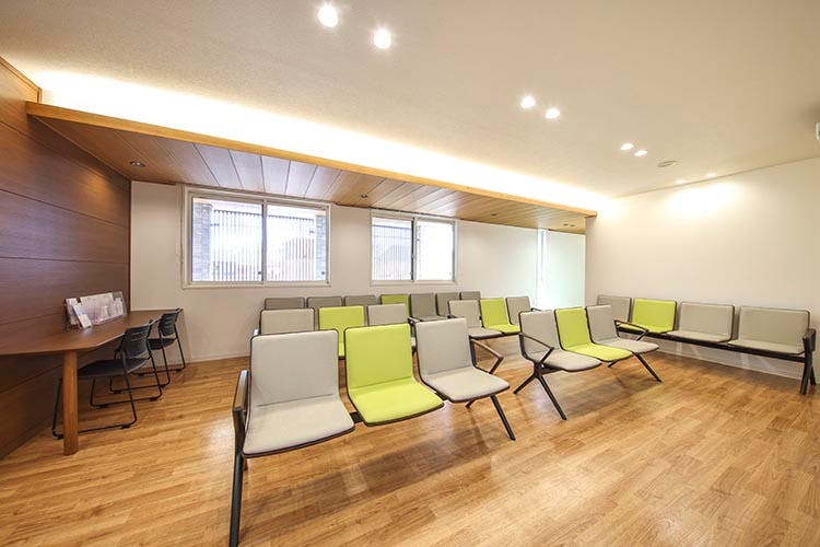 横倉皮膚科待合室