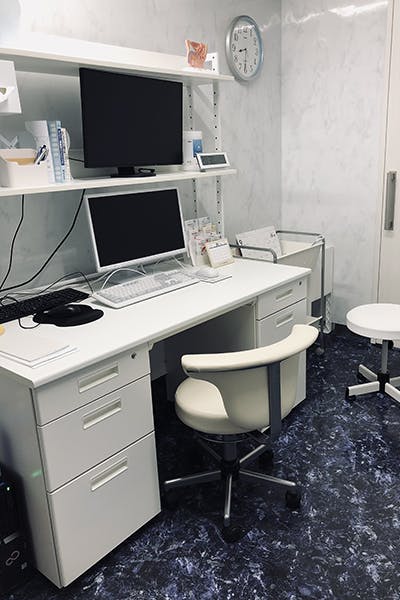 松本泌尿器科クリニック診察室