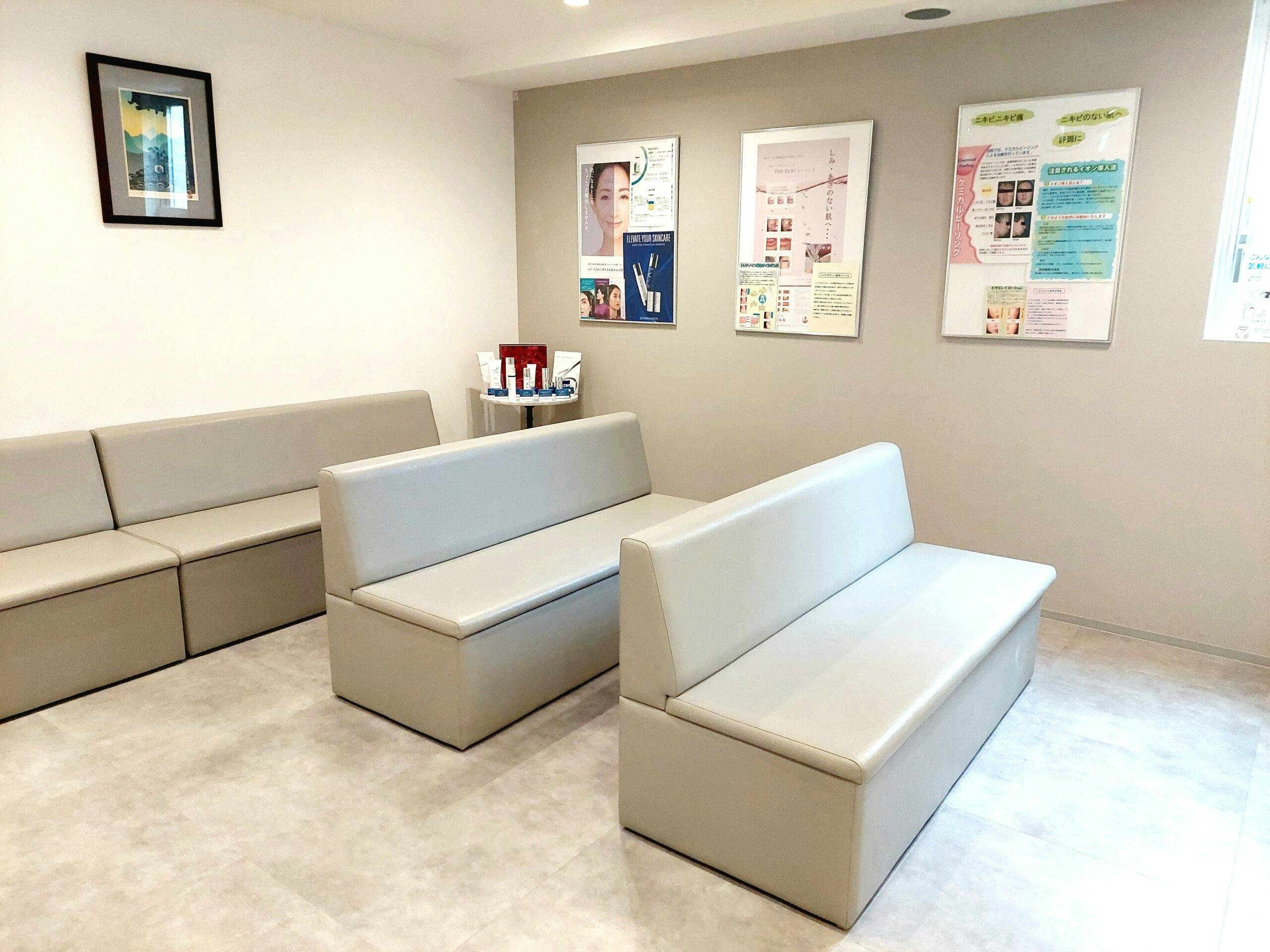 旗の台東口・ノナ皮膚科待合室