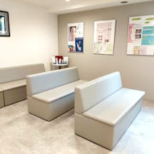 旗の台東口・ノナ皮膚科待合室