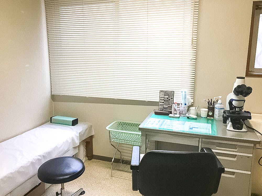福原皮膚科医院診察室1