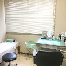 福原皮膚科医院診察室1