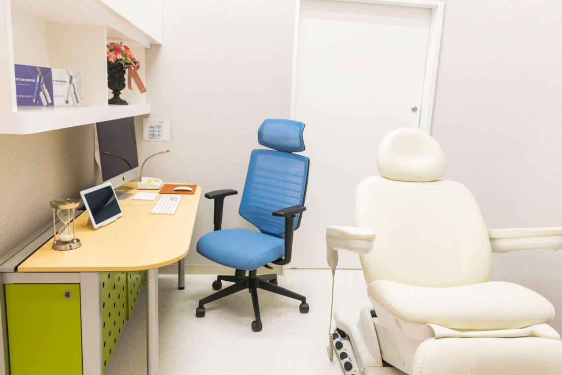 有明ひふかクリニック 有明ガーデン院診察室