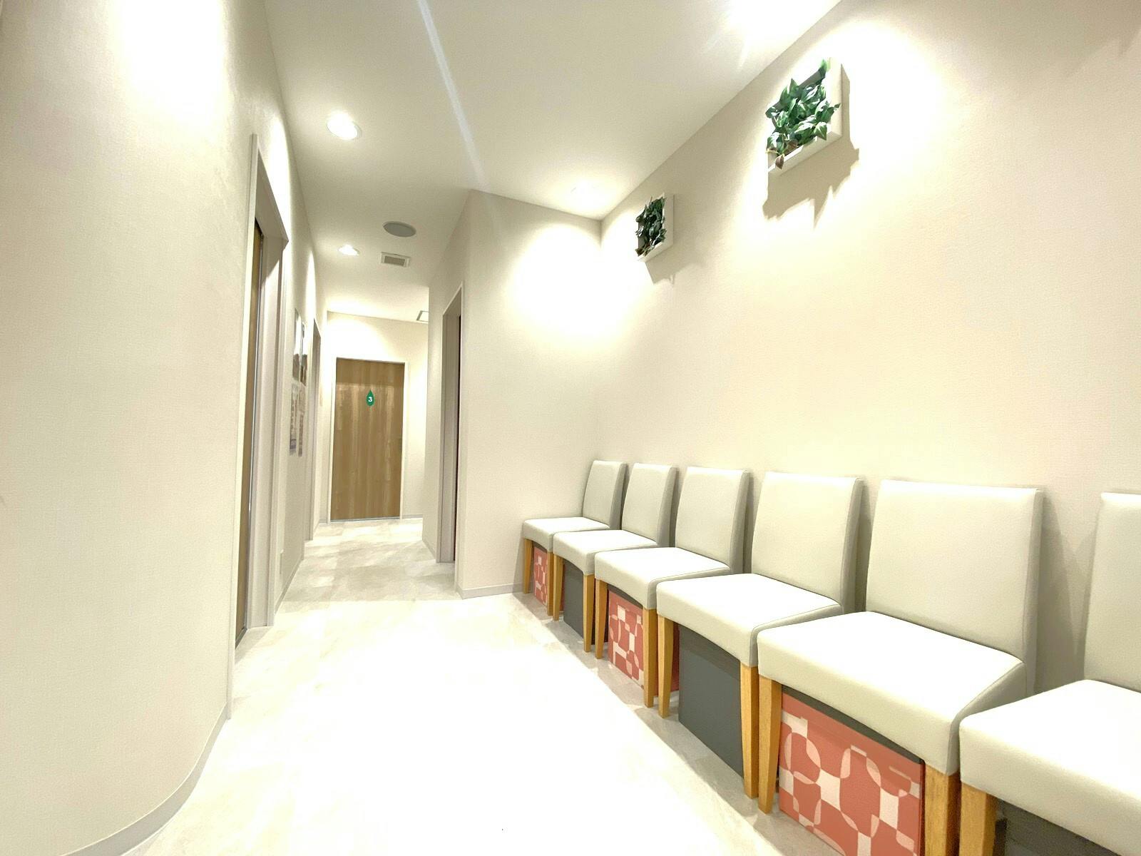 新中野皮膚科クリニック なべよこ院待合室