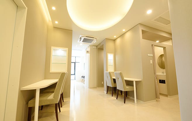 森の宮皮フ科クリニック待合室1