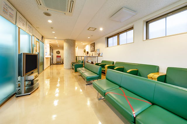 東伏見皮フ科クリニック待合室