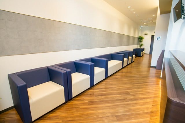 つつじ皮フ科待合室