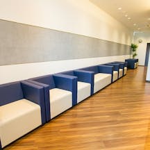 つつじ皮フ科待合室